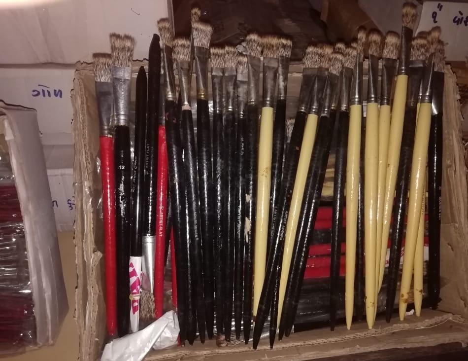 WCCBHQ's tweet photo. Committed to end wildlife crime!

Joint team of @WCCBHQ and Ahmedabad Forest Division seized total 7608 assorted paint brushes made out of Mongoose bristles and arrested one person from Ahmedabad, Gujarat, on 24-11-2021. https://t.co/meIb4yDGg0