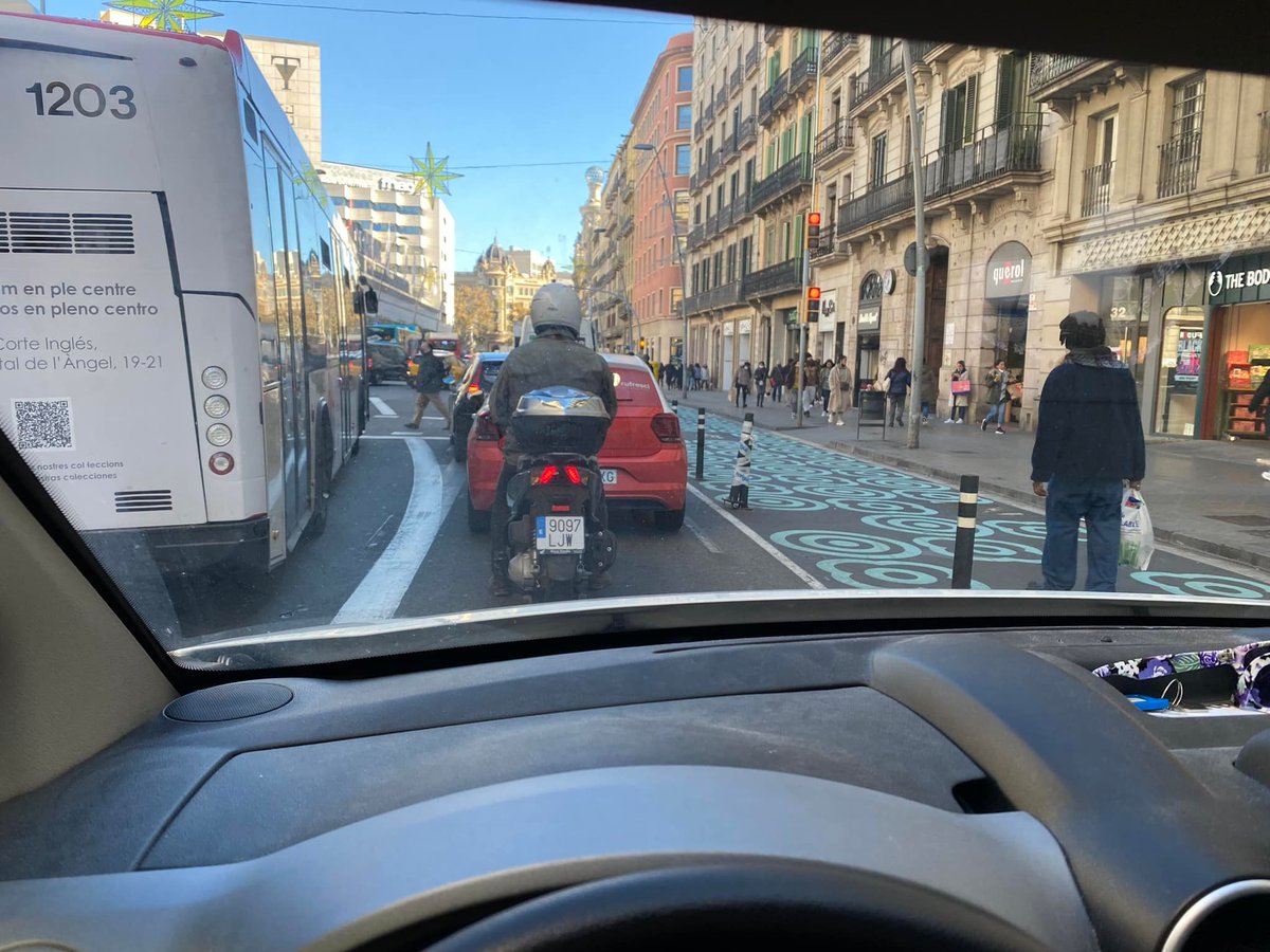 OnVasBarcelona's tweet photo. Els deliris de Colau, vorera enorme, carril "pinta y colorea" per on només passa un despistat, carril bus i 1 sol carril totalment col·lapsat. https://t.co/VRwoxdwKhe