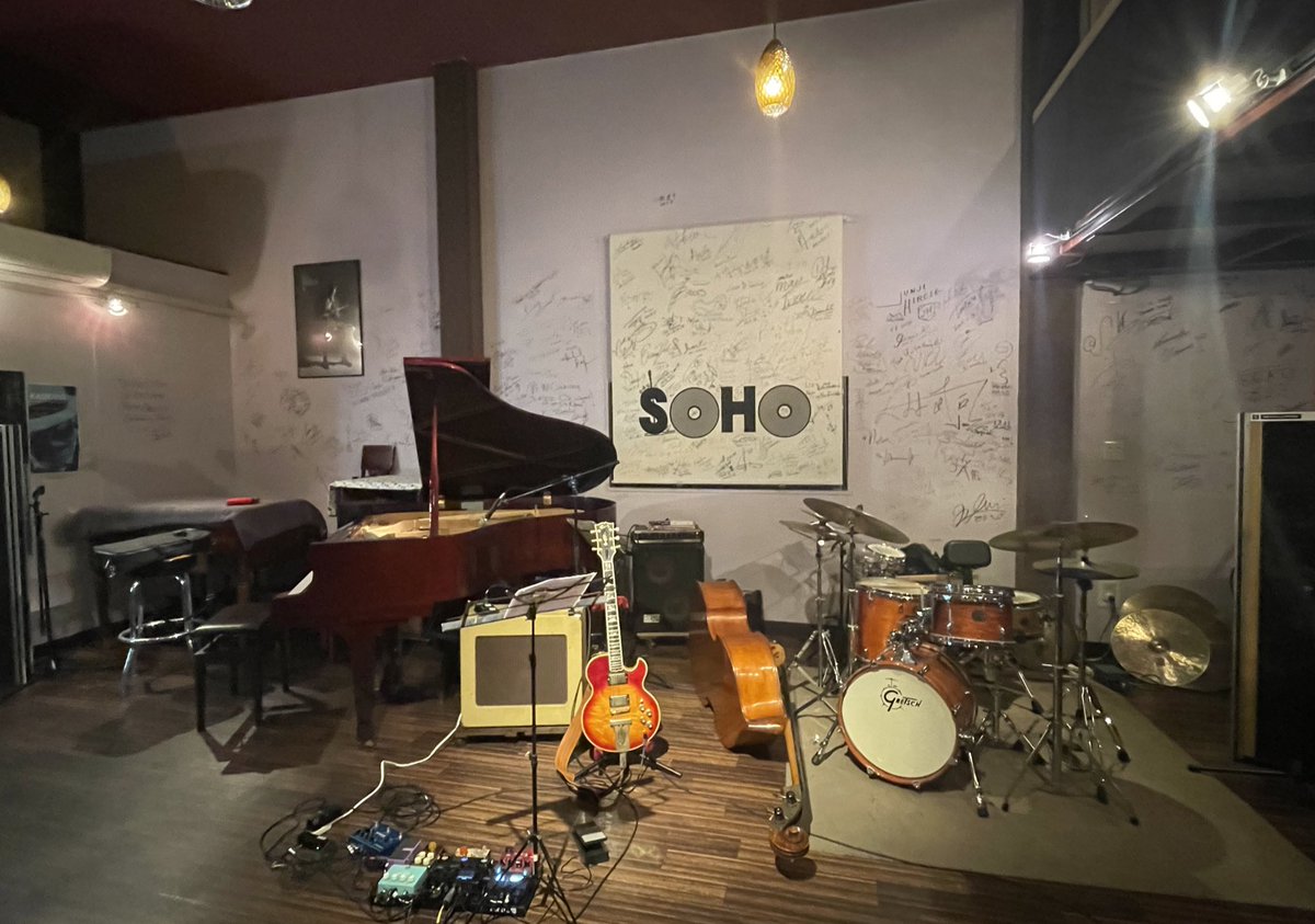 miiko45650559's tweet photo. #cafeSOHO
初めてのライブハウスです♪
とっても広くて綺麗✨
大林さんのピアノがすぐそばで聴けれると思うとワクワクします💕
森智 大さんをお見かけしましたが、とってもカッコ良い🥁ドラムも楽しみです😄
遠くからのお客さんも沢山いらっしゃっています。ドキドキする💓 https://t.co/yhMwEpJOoe