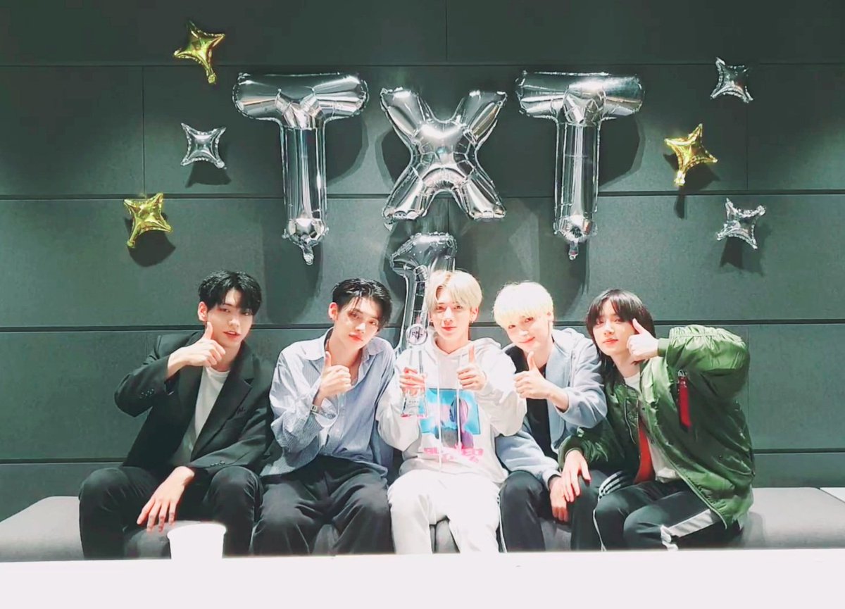 060417yk's tweet photo. ๐๐๐๐๐
#์๋ก_๋ค๋ฅธ_์ฐ๋ฆฌ๊ฐ_ํจ๊ปํ_์ฒ์ผ
#1000DaysWithTX https://t.co/TiJNH3lIva