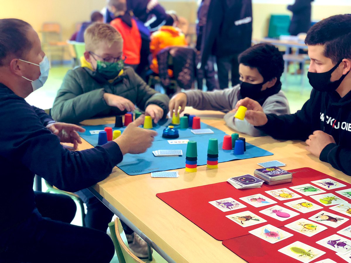 masiperera's tweet image. 🎲 Tot i que és dissabte, avui l’escola està oberta! Estem gaudint d’una matinal de jocs de taula en família adreçada als més grans de l’escola! #poefa #famílies #jocsdetaula @lu2jocs