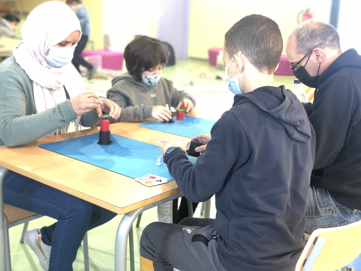 masiperera's tweet image. 🎲 Tot i que és dissabte, avui l’escola està oberta! Estem gaudint d’una matinal de jocs de taula en família adreçada als més grans de l’escola! #poefa #famílies #jocsdetaula @lu2jocs