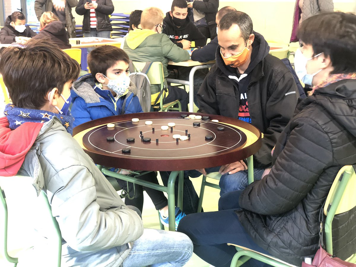 masiperera's tweet image. 🎲 Tot i que és dissabte, avui l’escola està oberta! Estem gaudint d’una matinal de jocs de taula en família adreçada als més grans de l’escola! #poefa #famílies #jocsdetaula @lu2jocs