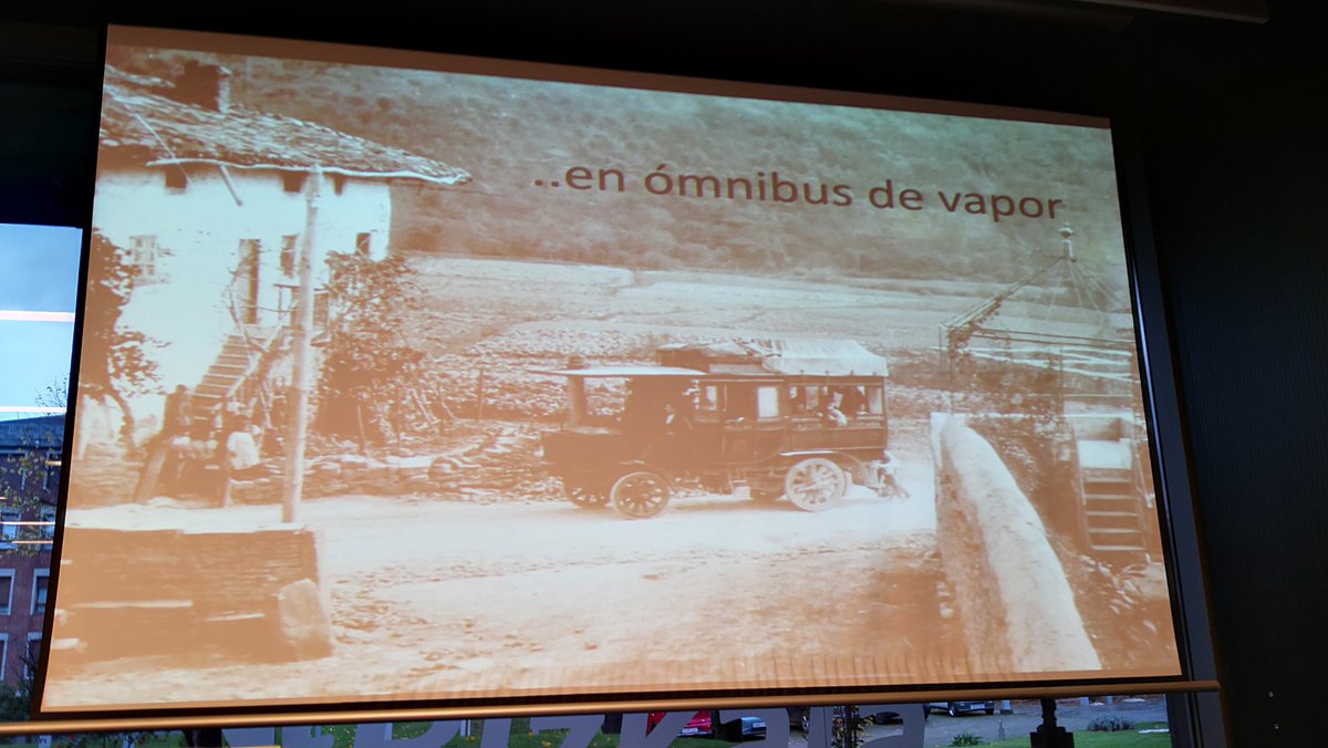 palazio's tweet photo. Martin Zurimendi ari zaigu egiten automobilen historia #Getxoblog topaketan. Lehenengo busa, ur lurrinezkoa https://t.co/AIShs9miov