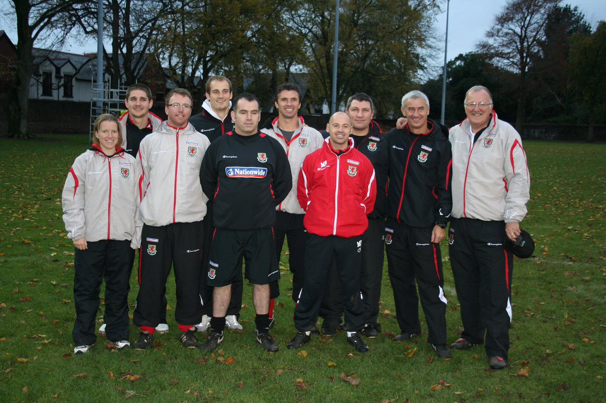 Osian_Roberts's tweet photo. Ten years on and nothing has changed…I miss him… we all miss him…but Welsh football are still seeing his incredible influence…my thoughts are with Carol, Roger, Louise &amp; the boys ❤️🏴󠁧󠁢󠁷󠁬󠁳󠁿 https://t.co/2AWLddrcBT
