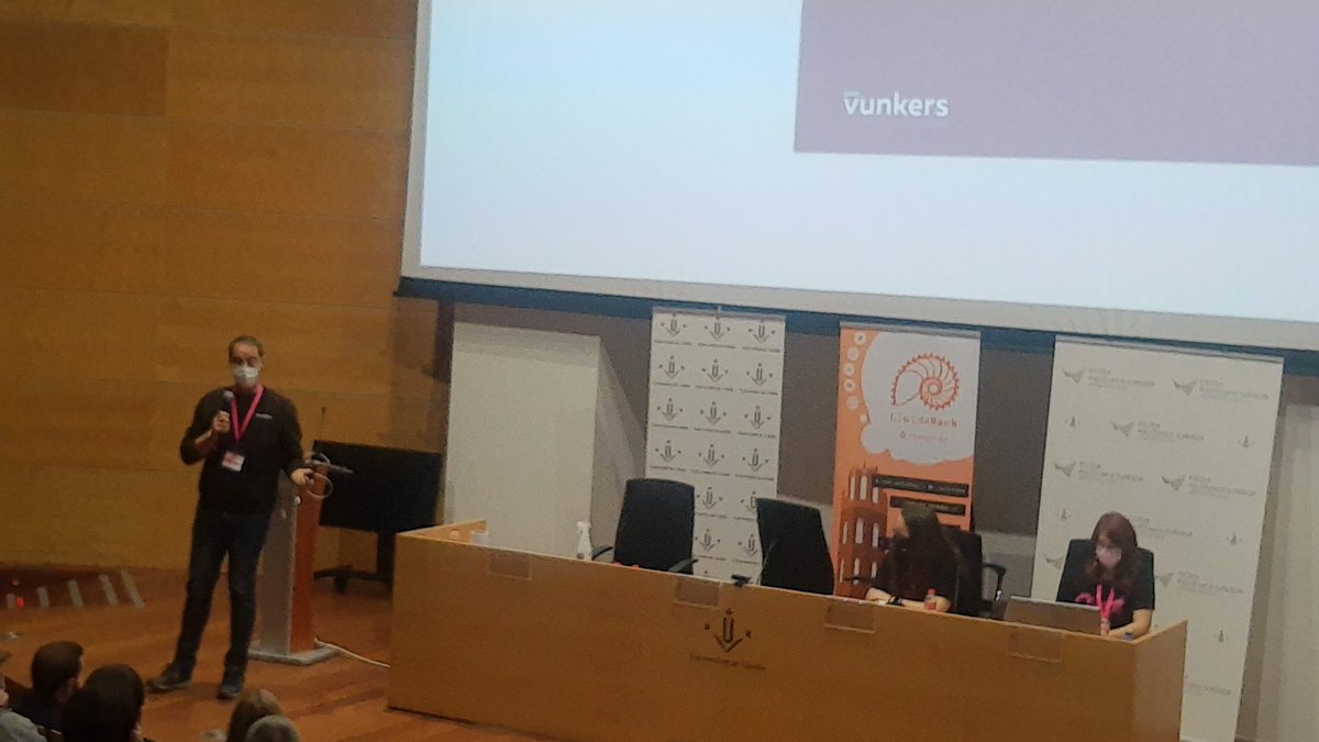 carlesm's tweet photo. I ara l'@turkil de @vunkersit, amb 3l seu repte per la #hackeps https://t.co/O5SPvqUgaW