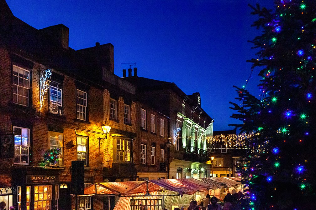If you're coming to the #Knaresborough Christmas Market next weekend (Sat 4 &amp; Sun 5 Dec), we urge as many visitors as possible to use the FREE Park &amp; Ride, or public transport options, all of which drop off close to the market square. More info: knaresboroughchristmasmarket.co.uk/find-us #yorkshire