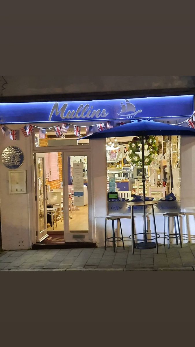 MullinsShop's tweet photo. Handmade origami wreath by @kimiuk10 #mullins story to the #newworld 
@Alden_House @GSMD
#Johnalden #Priscilla #mullins
#dorkingchristmasfestival #shopdorkingsupportlocal https://t.co/girm6fmzoL