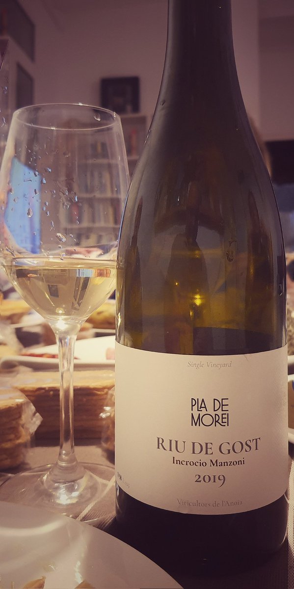 Malauradament amb el pas dels anys, l'Anoia ha abandonat la seva tradició vitivinícola. No ha passat a la finca <a href="/plademorei/">Pla de Morei</a>, on han sabut cuidar i mimar 😍 un paisatge que mai hauríem d'haver perdut (murs i cabanes de pedra, ...). Un territori amb una personalitat singular.