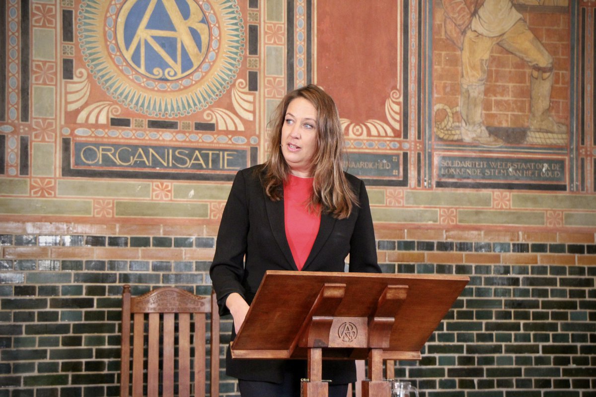 "Als je gelooft dat succes een keuze is, zeg je ook dat mensen lager op de ladder dat aan zichzelf te wijten hebben. Daarmee leidt meritocratie tot verlies aan solidariteit en het steeds verder uit elkaar drijven van de samenleving." 
- <a href="/MarjoleinMoor/">Marjolein Moorman</a> 

#Wibautlezing