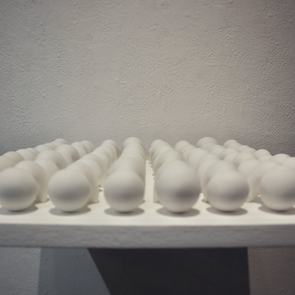 takesugata's tweet photo. 2019年TAKE展「ガタメ」出展作品
-
なにかあまた（2018年制作）
-
@opagallery 
#ガタメ
#なにかあまた
#TAKE展2019年
#TAKE展
#個展
#しんぱくん
#現代アート
#立体作品
#contemporaryart
#japaneseart
#japaneseartist https://t.co/KkAU3oo2Ty