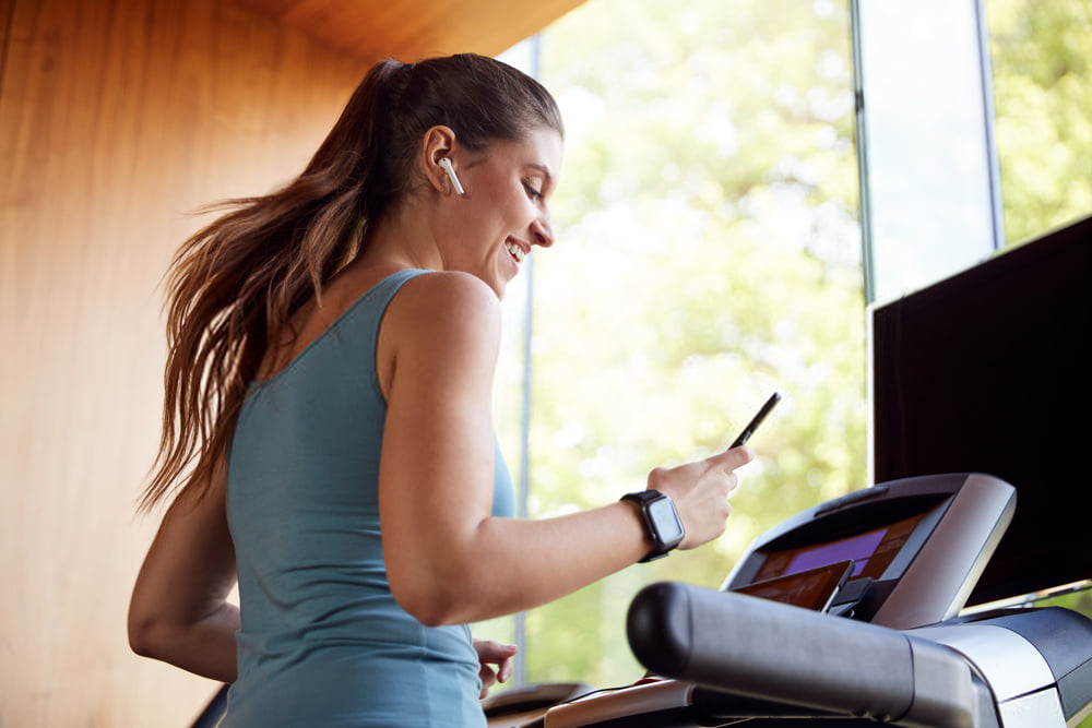 Network_HLTH's tweet photo. @HLTH_network Jamming to the tunes while running on the new https://t.co/C6nlq6Uqdt app 🏃‍♀️🤳 

Monetize your workout time! Experience it to the fullest, earn crypto rewards while you run. Download the app today on ios and android, visit https://t.co/C6nlq6Uqdt 

#running #crypto https://t.co/NFPYIikZBI