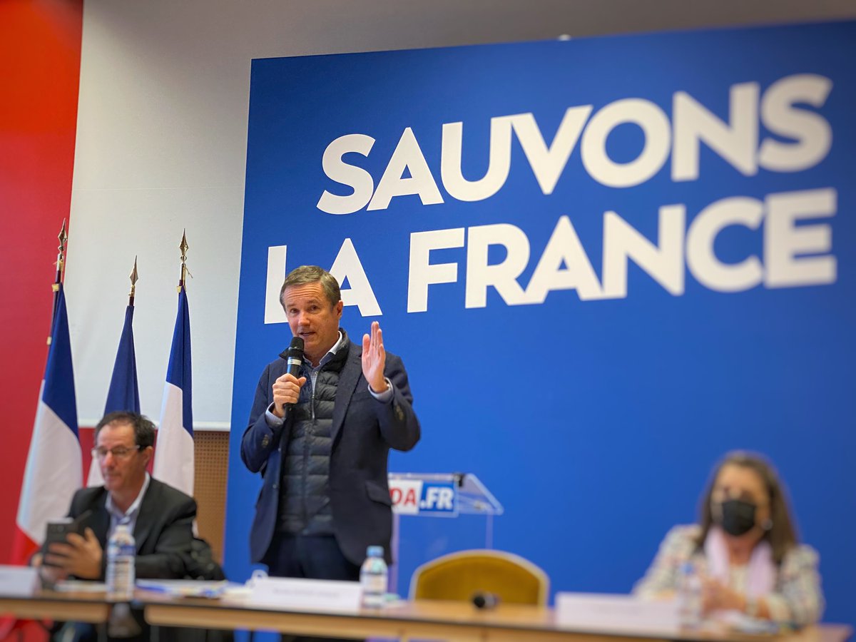 dupontaignan's tweet photo. Ouverture du Congrès National de @DLF_Officiel. 🇫🇷

« Debout, libre, déterminée, ici se tient la France qui ne cède pas ! 

Mes chers amis, je suis tout simplement fier de vous avoir à mes côtés » 

Nicolas. https://t.co/hRaAPglaFq