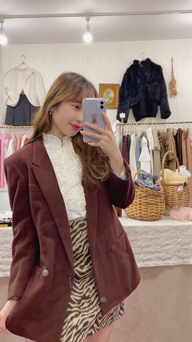 本日も沢山のご来店
ありがとうございました♡

コート、ジャケットなどを中心に
新しくvintage アイテム大量入荷してます♡
セレクトアイテムも1点のみ入荷アイテムが多いので狙ってるものがある方はお早めに💕

明日も12:00~19:00で
ご来店おまちしております❤︎

<a href="/spia_tokyo/">SPIA TOKYO</a>