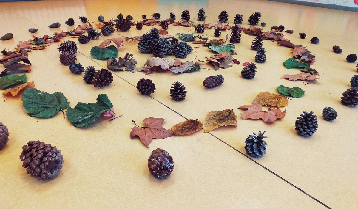 Inmaginacio123's tweet photo. Portem el món de fora a l'escola i deixem que jugue la imaginació... 🥰🍁🍂 #propostesdetardor #aula #inmaginacioalpoder #infantil https://t.co/jkUwUi1bG3
