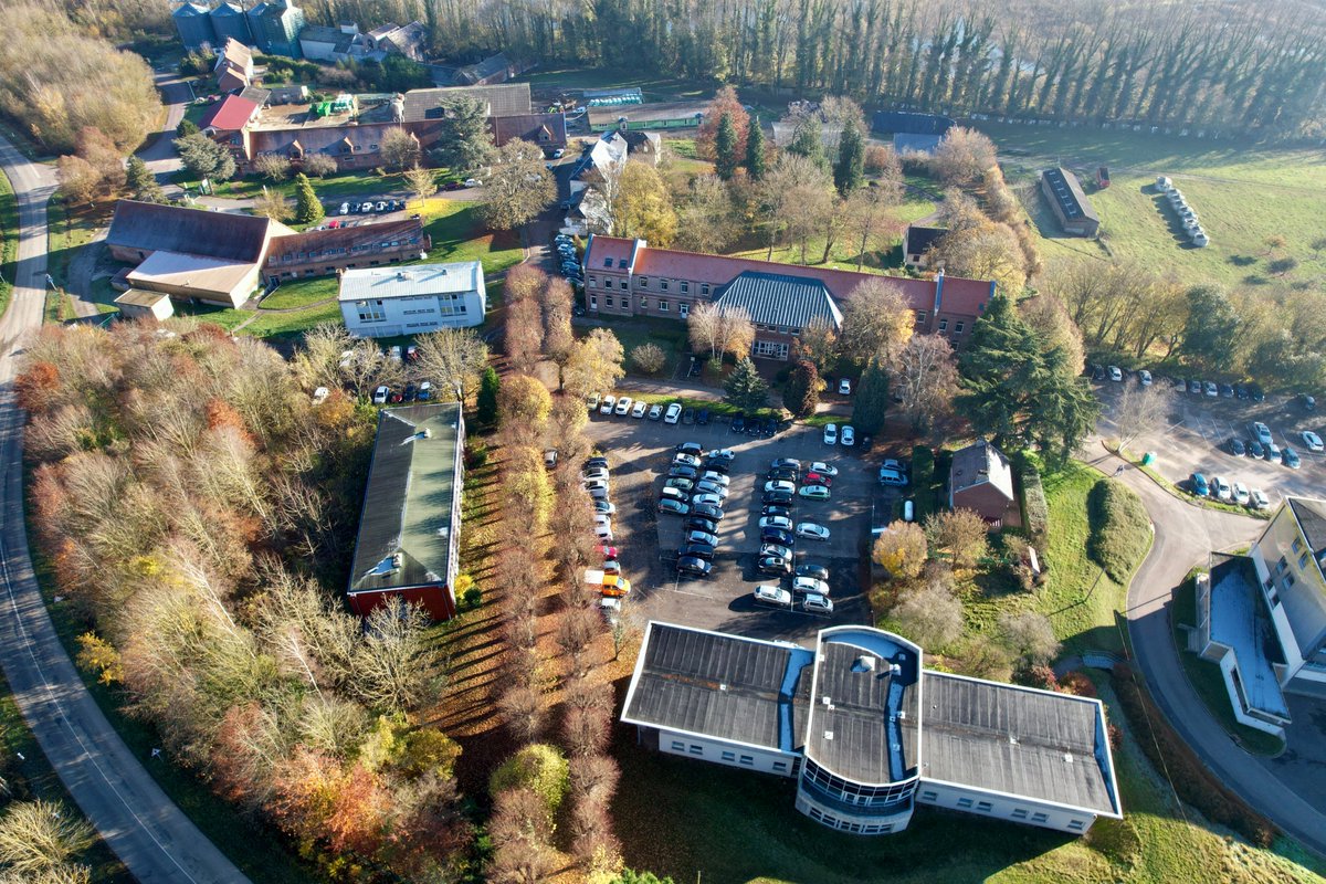 CfppaLeParaclet's tweet photo. [Le Paraclet vu du ciel 🎬]  
Derniers clichés sous le soleil d'#automne. 👌😉
#dronephotography #LeParaclet #Amiens #formationagricole #apprentissage #agiculture #agroecologie #entrepreneursduvivant #Picardie #HautsdeFrance https://t.co/4KgCy39pYF