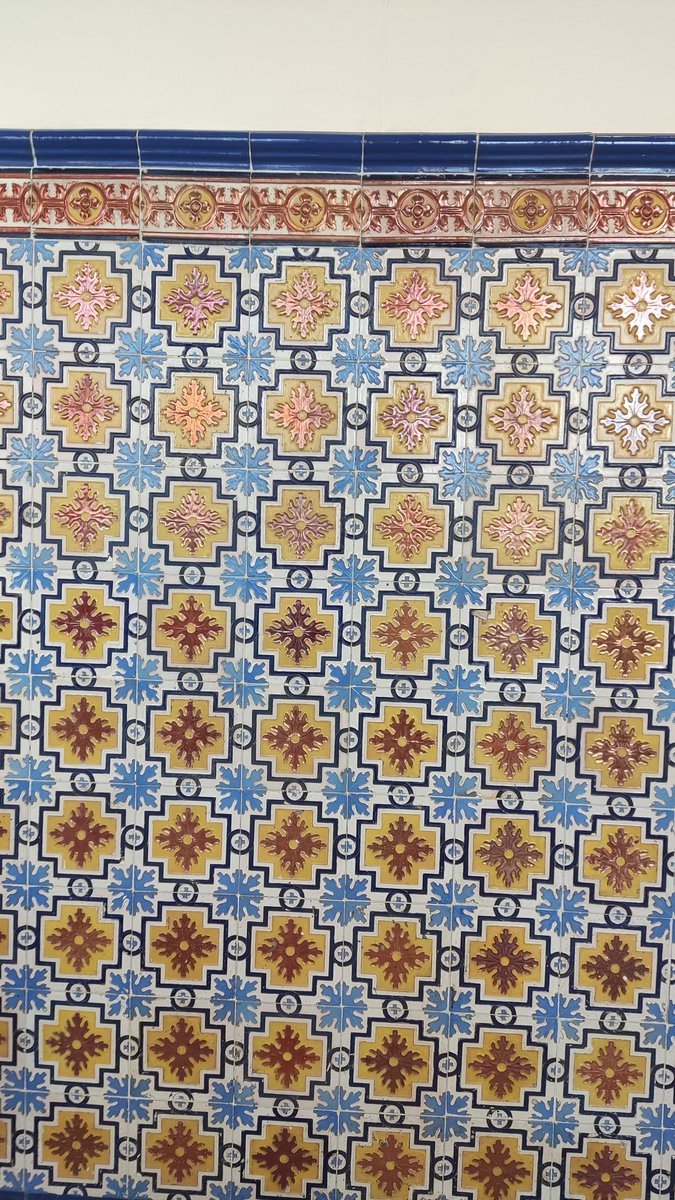 A la gal·la dels <a href="/CulturaAlmuerzo/">Cacau D'Or 🍊</a> a una sala ben especial al Palau d'Exposició de 1909, projecte dels Trenor i amb una barreja de disseny valencià que encisa 😍 i un excepcional <a href="/pacolonso/">Paco a la naranja 🍊👉🦋</a> de mestre de cerimònies.

#Esmorzar #Nolla