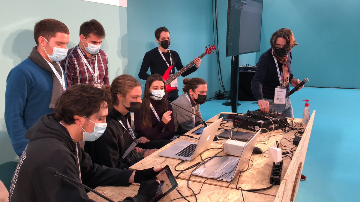aloudverona's tweet photo. Qui al #FestivalDSC2021 si sta facendo musica in modo un po’ insolito, e decisamente innovativo 🙌
#btecstudents #LaCulturaAlzaLaVoce https://t.co/1a47ZSwQNy