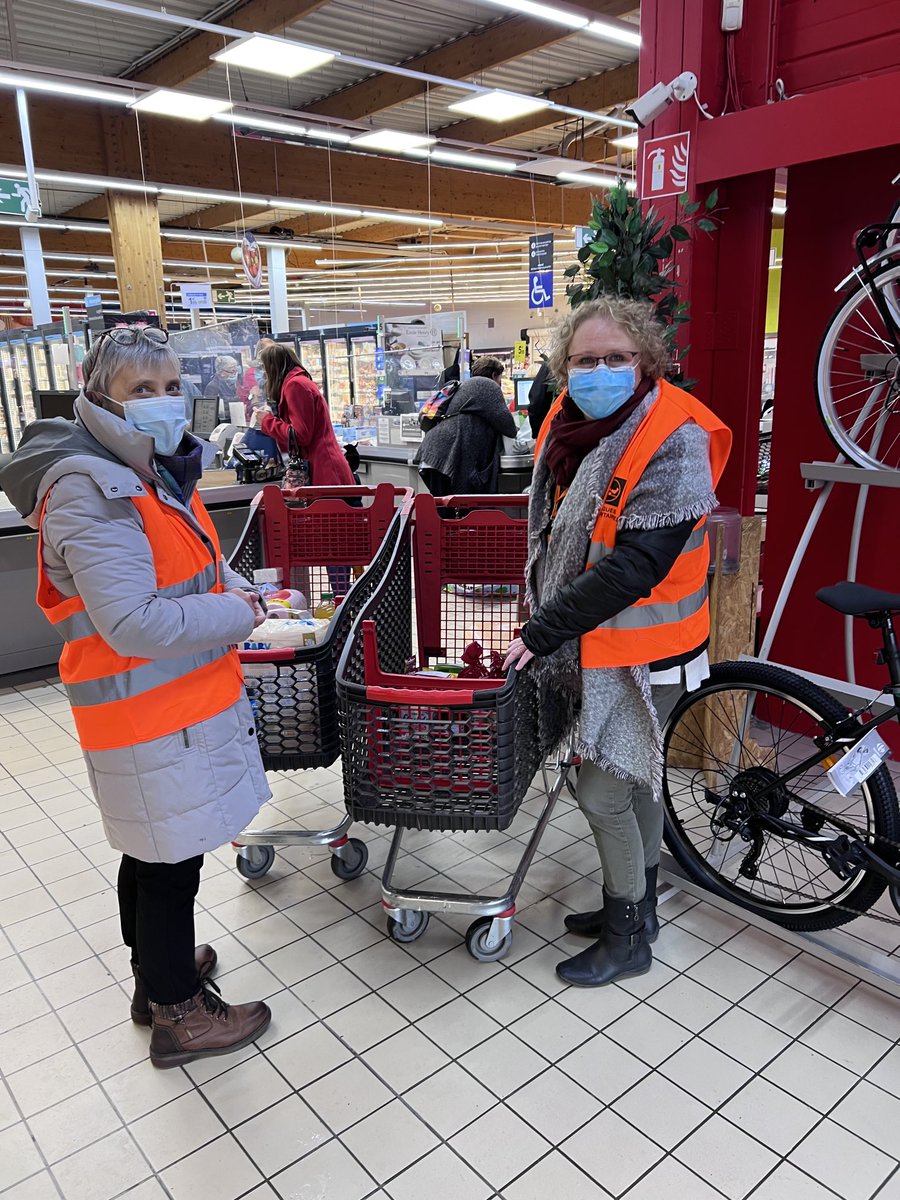 MauguinPhilippe's tweet photo. Aujourd’hui nous récoltons pour la #banquealimentaire sur le parking de carrefour market à #ingre https://t.co/hY1cUtK2YJ