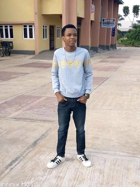olasaint's tweet photo. Outsider no dey miss... They learn the swag from burna boy https://t.co/p33Nm0lGAi