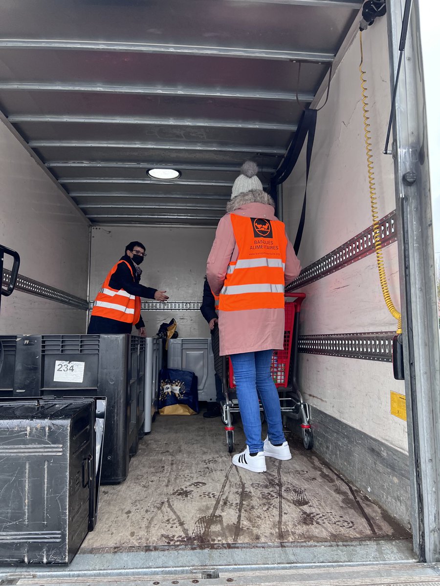 MauguinPhilippe's tweet photo. Aujourd’hui nous récoltons pour la #banquealimentaire sur le parking de carrefour market à #ingre https://t.co/hY1cUtK2YJ