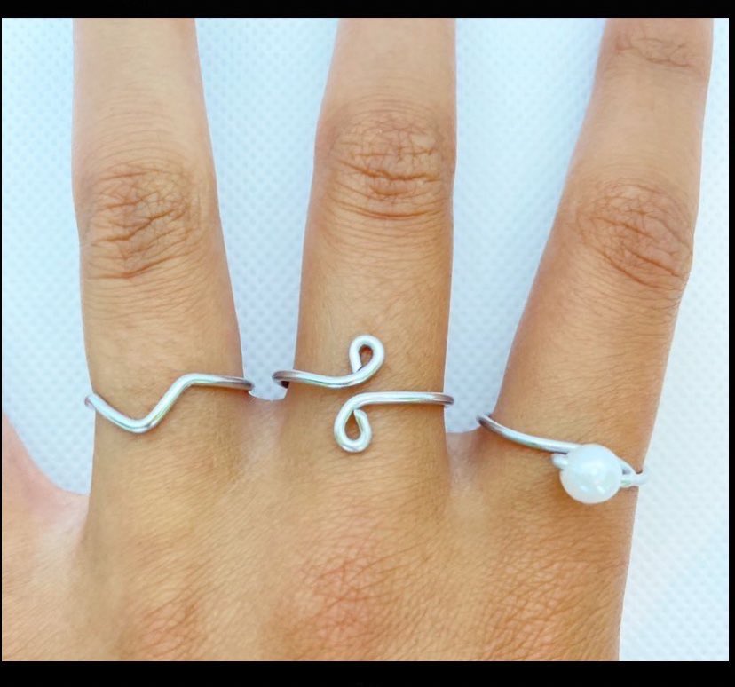 DesignVisionz's tweet photo. Need a Christmas gift for friends/family members? The sterling touch ring set is handmade with silver wire and comes with 3 rings!! This set is also 20% off and free shipping 💍 To shop: https://t.co/cjIbtfsn6G 
#silverrings #ringset #blackfridaysale #wirerings #etsy #gift https://t.co/WYB6Kkl4xf