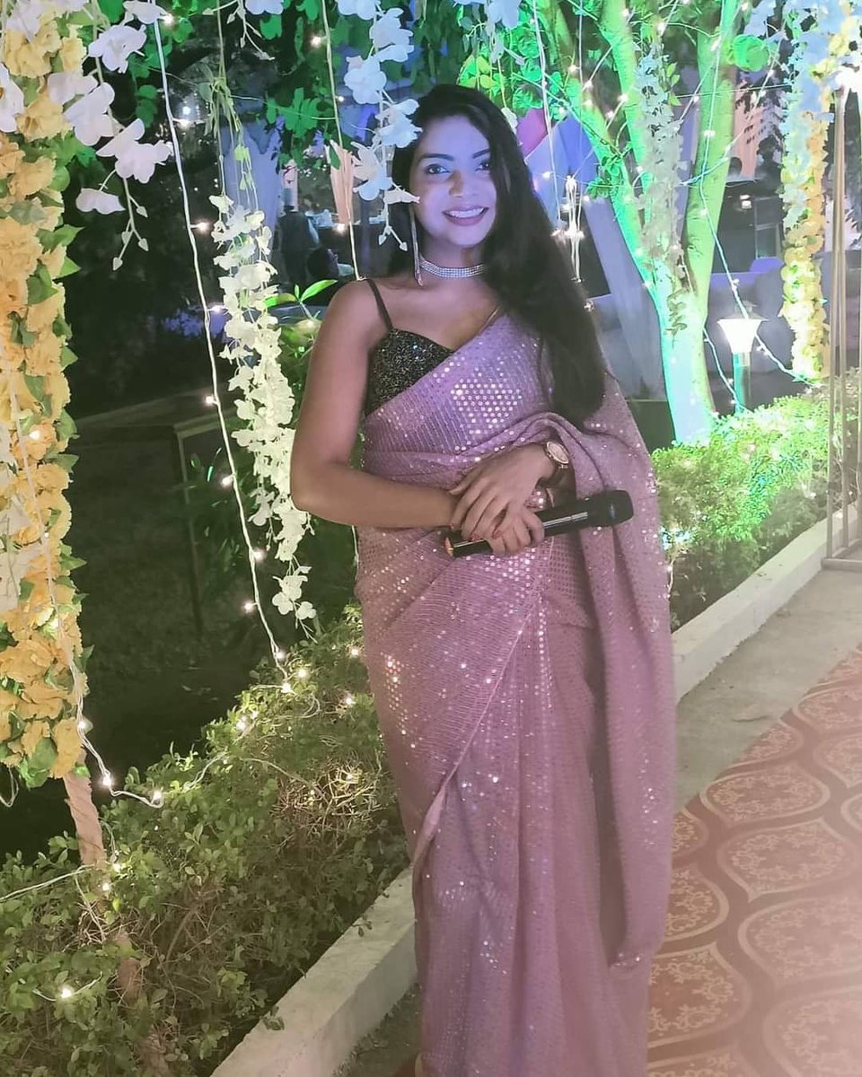 EvaAyushi's tweet photo. November 26,2021🎤#ShowTime✨
Day -2 of the grandiloquent #DeatinationWedding hosted by me and made musical by "The friendship band"❤️
.
Opted this shimmery saree to add some oomph in the evening!#OutfitOfTheDay #LookForTheDay💃
.
#AyushiTheOomphFactor #DivaOnStage https://t.co/qDWSoe8cLC