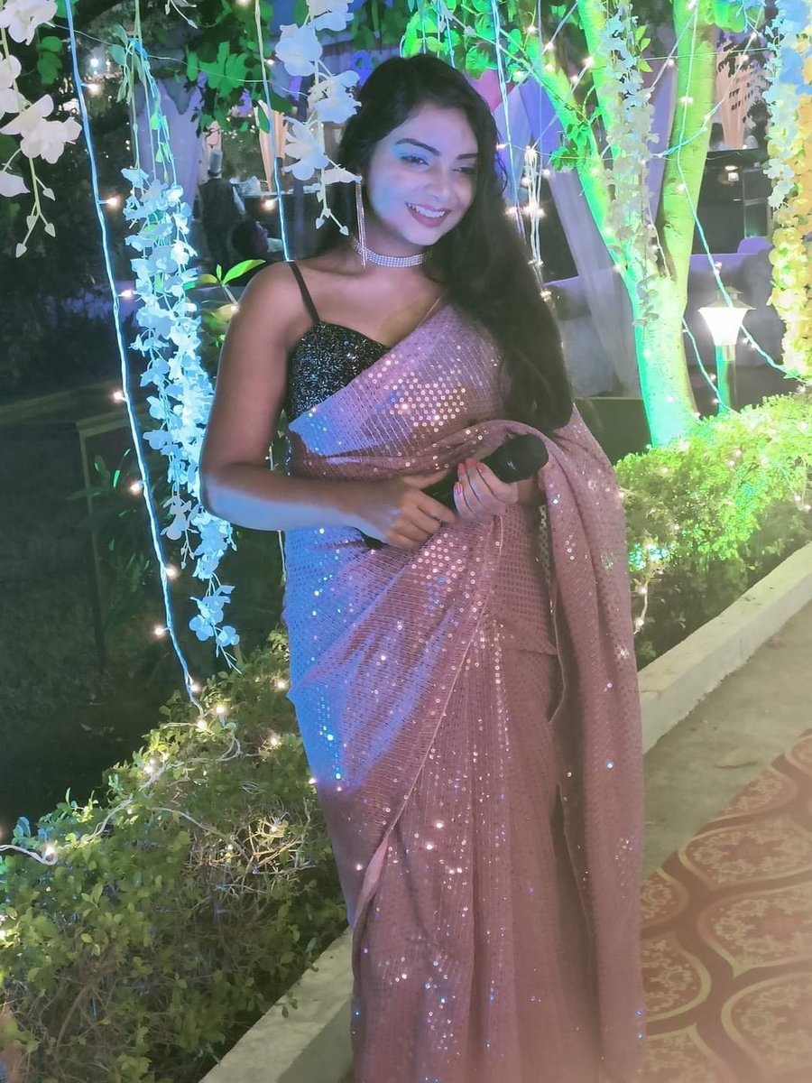 EvaAyushi's tweet photo. November 26,2021🎤#ShowTime✨
Day -2 of the grandiloquent #DeatinationWedding hosted by me and made musical by "The friendship band"❤️
.
Opted this shimmery saree to add some oomph in the evening!#OutfitOfTheDay #LookForTheDay💃
.
#AyushiTheOomphFactor #DivaOnStage https://t.co/qDWSoe8cLC