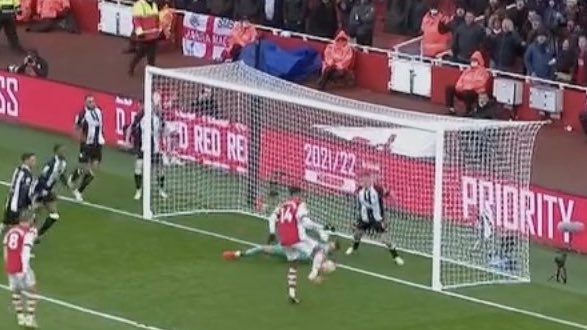 RT if you could have scored this Aubameyang chance 👀 #ARSNEW