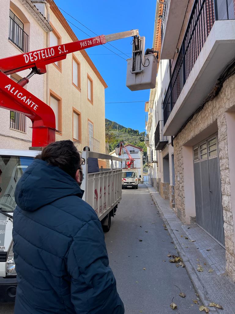 RubenPicoES's tweet photo. Supervisando la instalación del alumbrado 💡 de Navidad 🎄 en @confrideslabdet
Y recuerda, del 4 al 6 de diciembre no te puedes perder la Feria de Navidad de Confrides 🎅☃️
#Navidad #FeriaNavidadConfrides #Confrides #LAbdet #ConfridesLAbdet #VisitConfridesLAbdet https://t.co/RNev5pxmev