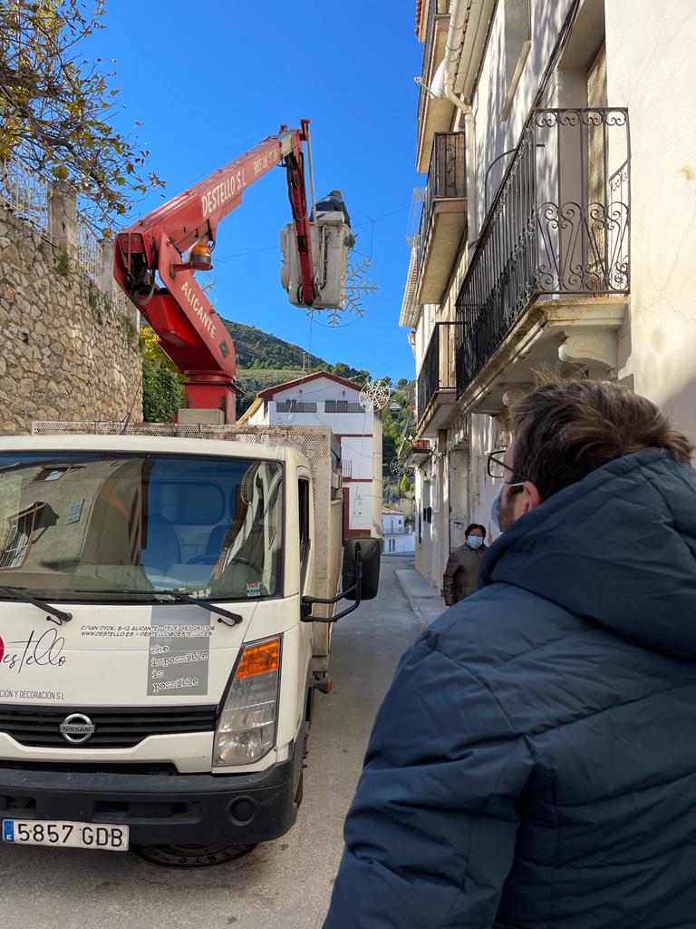 RubenPicoES's tweet photo. Supervisando la instalación del alumbrado 💡 de Navidad 🎄 en @confrideslabdet
Y recuerda, del 4 al 6 de diciembre no te puedes perder la Feria de Navidad de Confrides 🎅☃️
#Navidad #FeriaNavidadConfrides #Confrides #LAbdet #ConfridesLAbdet #VisitConfridesLAbdet https://t.co/RNev5pxmev