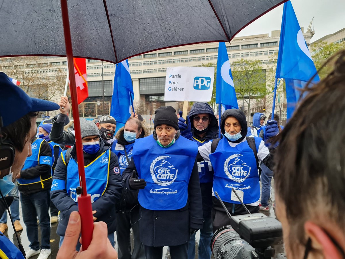 SyndicatCFTC's tweet photo. Aujourd'hui,  les couleurs de la colère sont bleue et blanche ! ✊🔵⚪ @ChabanierCFTC est présent pour soutenir les salariés de #PPG !
#ManifPPG https://t.co/n1MwPRV8v0