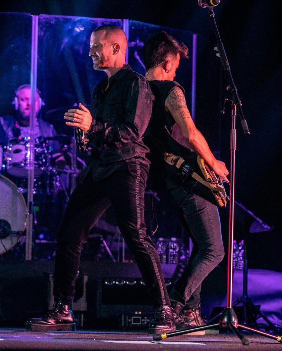 UmbertoTozzi's tweet photo. Quanto ci stiamo divertendo io e @rafriefoli in questo tour ! Sentiamo tutto il vostro amore ad ogni canzone .
Ci vediamo domani a Roma all’ @AuditoriumPdM per un altro concerto « Sold Out » del #raftozzitour - Due La Nostra Storia - Live nei Teatri
Foto di Luca Brunetti https://t.co/z1Y9AfFr5w
