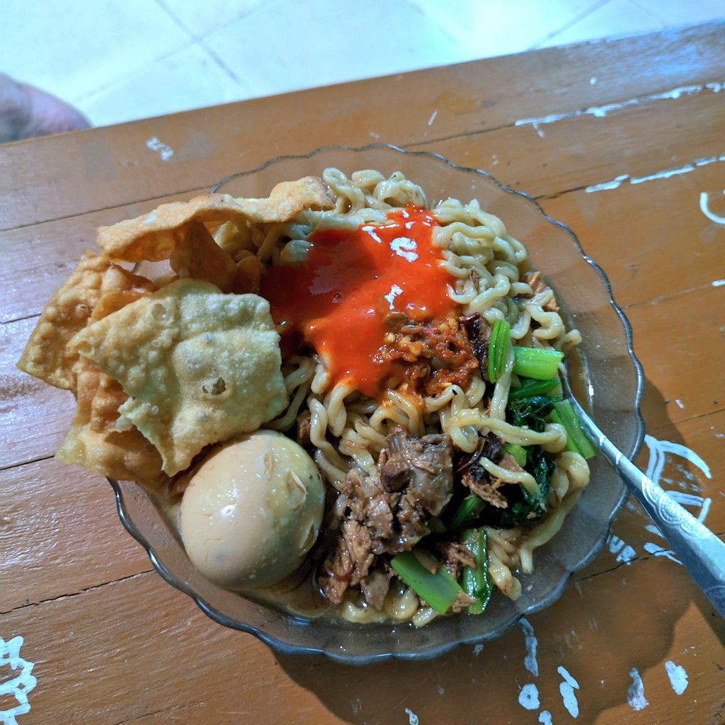 yourarchenemys's tweet photo. Pangsit Mie Ayam, bedanya apa sama Mie Ayam, ya bumbunya 😑, btw punya pengalaman anehh, kalau beli mie ayam dj Jember kalau di bungkus iku ga diwehi kuah lol
.
.
.
.
#noodle 
#food 
#foodphotography 
#pangsit
#mieayam https://t.co/KkRVxCPkEf