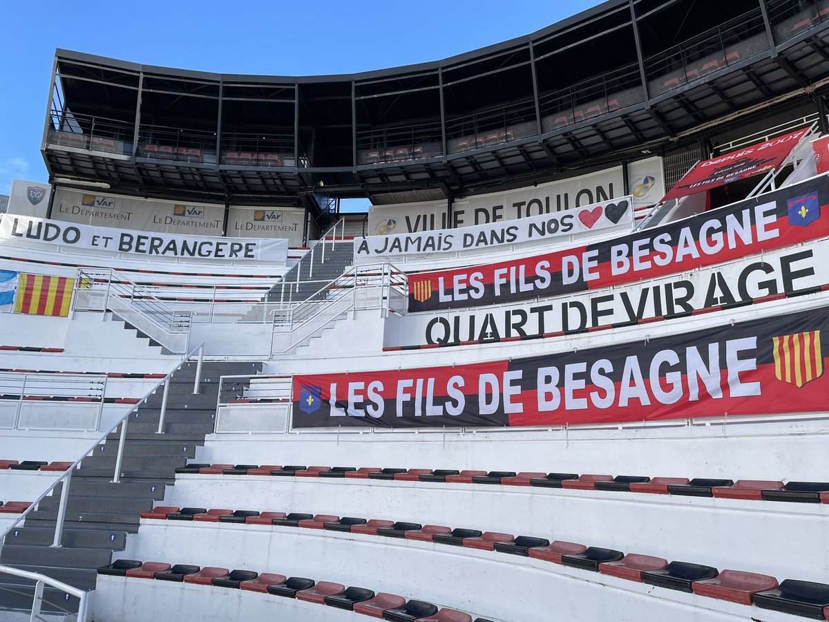 FilsdeBesagne's tweet photo. Le 1/4 de Virage aux couleurs de notre club avec une pensée pour Ludo et Bérangère 💫❤️🖤
#RCTLOU https://t.co/X6KUOEH0R9