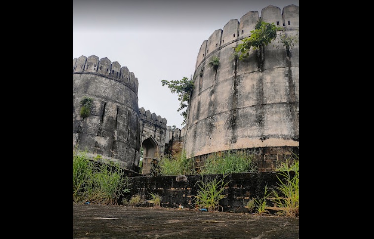 indscribe's tweet photo. Ambagarh fort. Berar. Bakht Buland Shah's right-hand man, Subedar Raj Khan Pathan, built it. How many stairs to reach! Imagine. 525 or even more? Hai himmat. 
Photo: Mr Bhoyar
#Berar #Heritage #History #BakhtBulandShah #CPandBerar #Vidarbha #Nagpur #Maharashtra #CentralIndia https://t.co/rk7NkcTlWE