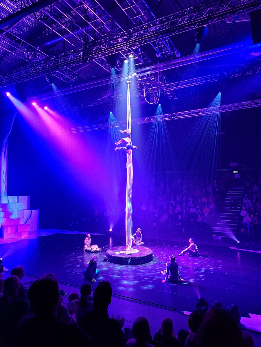 VilleViberg's tweet photo. Sorin Sirkuksen Joulushow oli jälleen upea! #sorinsirkus #soilu https://t.co/udcnZ4NcBL