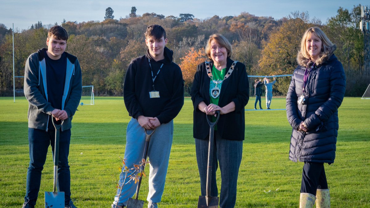 Proudly planting our perimeter with oak saplings from The Mayor of Runnymede alongside our daffodil bulbs from Egham Chamber of Commerce and other saplings from the Woodland Trust. 🌳 

#queensgreencanopy 

bit.ly/3kXRqlT