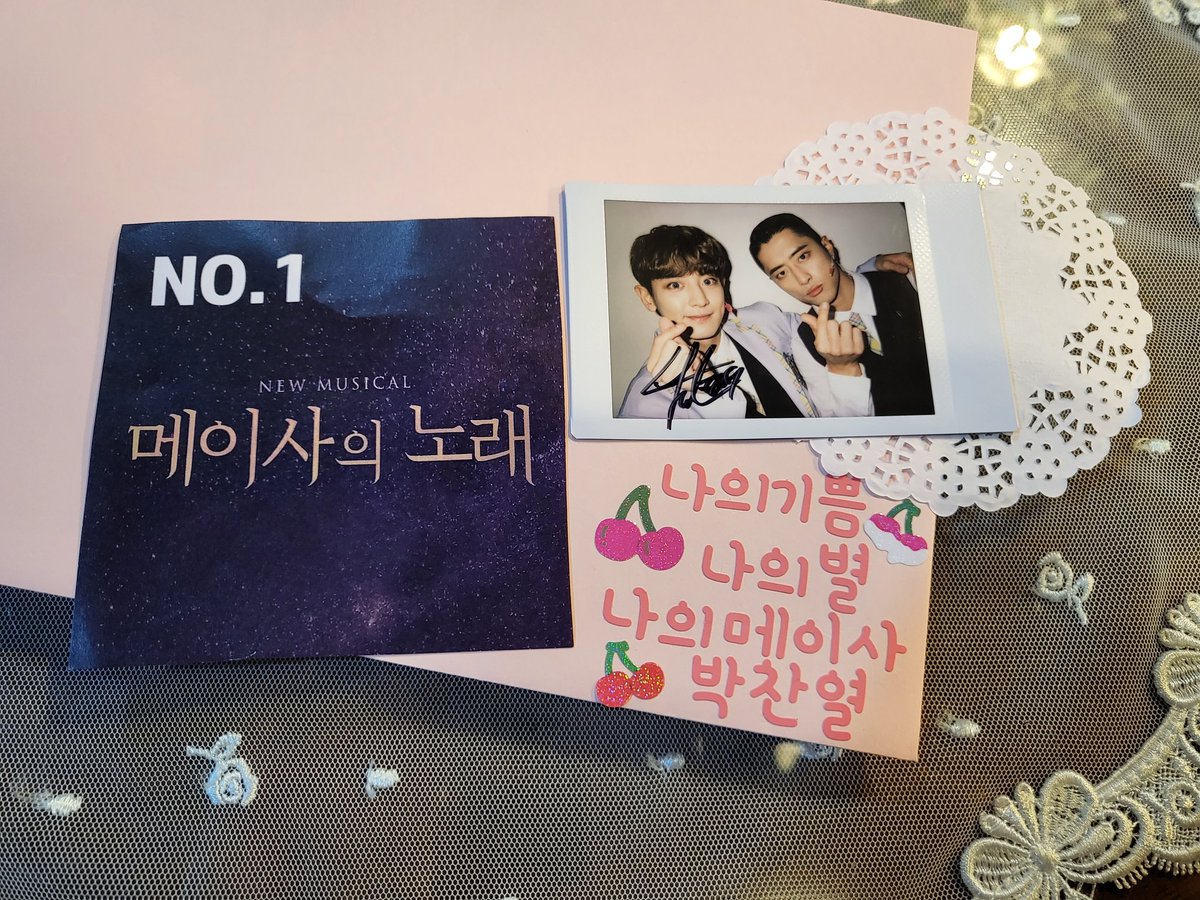 ___48x61's tweet photo. ♡찬열이♡ 폴라로이드 🤭💕 저 싸인 첨 받아봐요 ㅎㅎㅎ 예뿌미 열매💕💕💕 찬열아 생일 축하해 태어나줘서 고마워 🙆‍♀️💓🙆‍♀️💓🙆‍♀️💓 https://t.co/32FSPpHyph