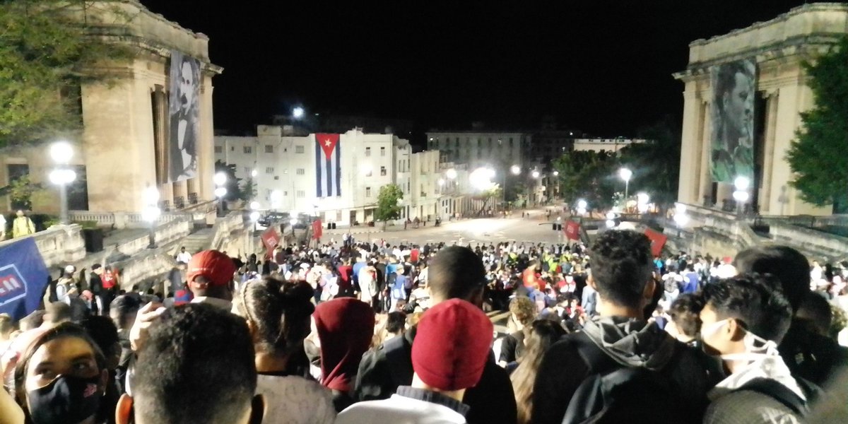 La juventud cubana se concentra en la escalinata de la <a href="/UdeLaHabana/">Universidad de La Habana</a> desde temprano en homenaje  a los 8 estudiantes de medicina injustamente fusilados hace 150 años por el imperio español. #CubaVive <a href="/universidad_uci/">Universidad de las Ciencias Informáticas</a> #CubaVive #PatriaOMuerteVenceremos
