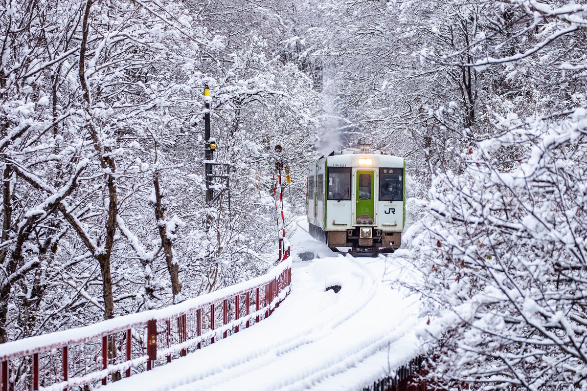 itac1957's tweet photo. 只見線に初雪。
#只見線
#初雪 
#魚沼
#キハ110 https://t.co/9yH2sAv1nQ