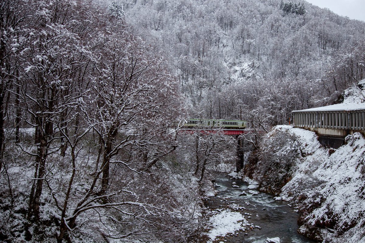 itac1957's tweet photo. 只見線に初雪。
#只見線
#初雪 
#魚沼
#キハ110 https://t.co/9yH2sAv1nQ