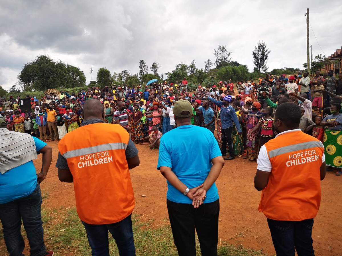 WVRwanda's tweet photo. #HappeningNow: @WVRwanda in partnership with @rckigali is participating in a tree planting event in @BugeseraDistr a bid to mitigate #ClimateChange effects to save lives.
#PlantWithRotary #ServetoChangelives #treeplantingevent https://t.co/sg7HlveGNk