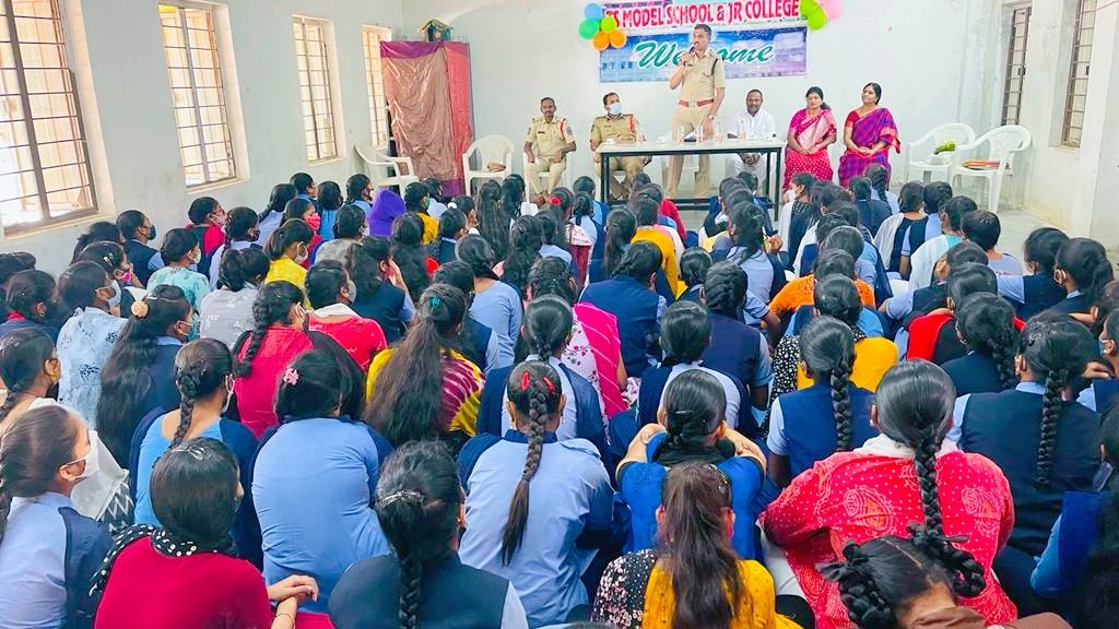 Today ACP Ibrahimpatnam inaugurated 4 community #CCTV Cameras at Bongloor Govt Model school under the limits of @AdibatlaPS and participated in #awareness program with students explained about #CyberOffences, women & child safety measures.
@TelanganaDGP @TelanganaCOPs