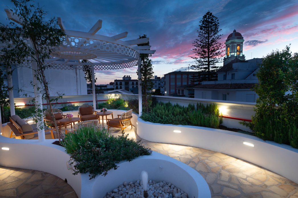 HotelElPilar's tweet photo. Bermeja Views no es solo un espacio de nuestro hotel, sino que es una experiencia en sí misma en compañía de un riquísimo coctel o una sofisticada copa. La vida solo se vive una vez, ¿por qué no te das un capricho? https://t.co/ZlbxgsSGaA