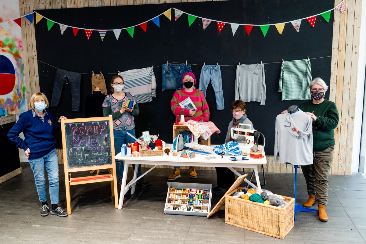 belfastcc's tweet image. Is cutting clothes purchases your #OneWeeThing to reduce your carbon footprint? Then @repaircafebfast&apos;s #EWWR2021 pop-up mending shop is right up your street! Call into CastleCourt today, between 1pm &amp;amp; 4pm, for help with basic repairs &amp;amp; tips for remodelling old favourites. 👚🧵