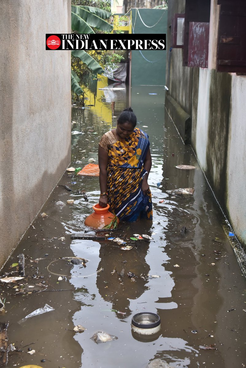 Jawahar_TNIE's tweet photo. The life of the residents, in and around Avadi and Ayapakkam, become miserable after it is inundated following consistent rains @xpresstn @NewIndianXpress @shibasahu2012 https://t.co/dD3J6swcTu