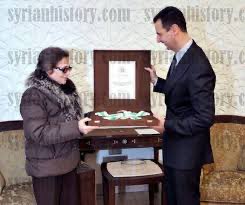 RanaKabbani54's tweet photo. ها هي #جميلة_بو_حيرد، التي كانت تناضل ضد احتلال #فرنسا لبلدها #الجزائر، تُطبّل و تُشبّح لقاتل المليون شهيد في #سوريا، الذي جلب استعمار #ايران و #روسيا لأرضنا و باعها بثمن بخس.
اصبح اسمك قبيحة، لا جميلة، يا بو حيرد.
ما اسفلك!
كل جميلاتنا الحرائر تبصقنّ في وجهك المنافق.
#بشار_الأسد https://t.co/7QBxsVmYLg