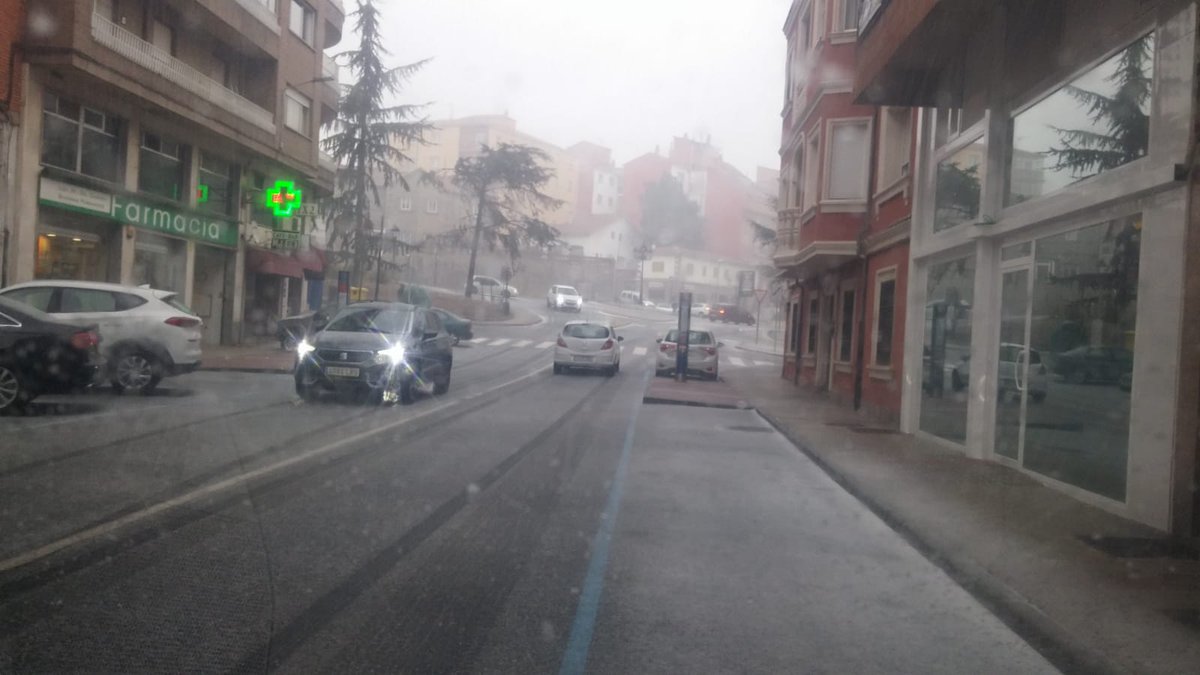 EmergenciaAvila's tweet photo. [12,10h 27/11.21] Fuerte granizada en #Ávila, con mayor intensidad en algunos barrios anexionados. 

Extrema la precaución al volante:
-Enciende las luces de cruce.
-Disminuye la velocidad.
-Aumenta la distancia de seguridad.
-Evita utilizar el freno. 

#FMA #pNevadaAv https://t.co/NtsRAdkXw6