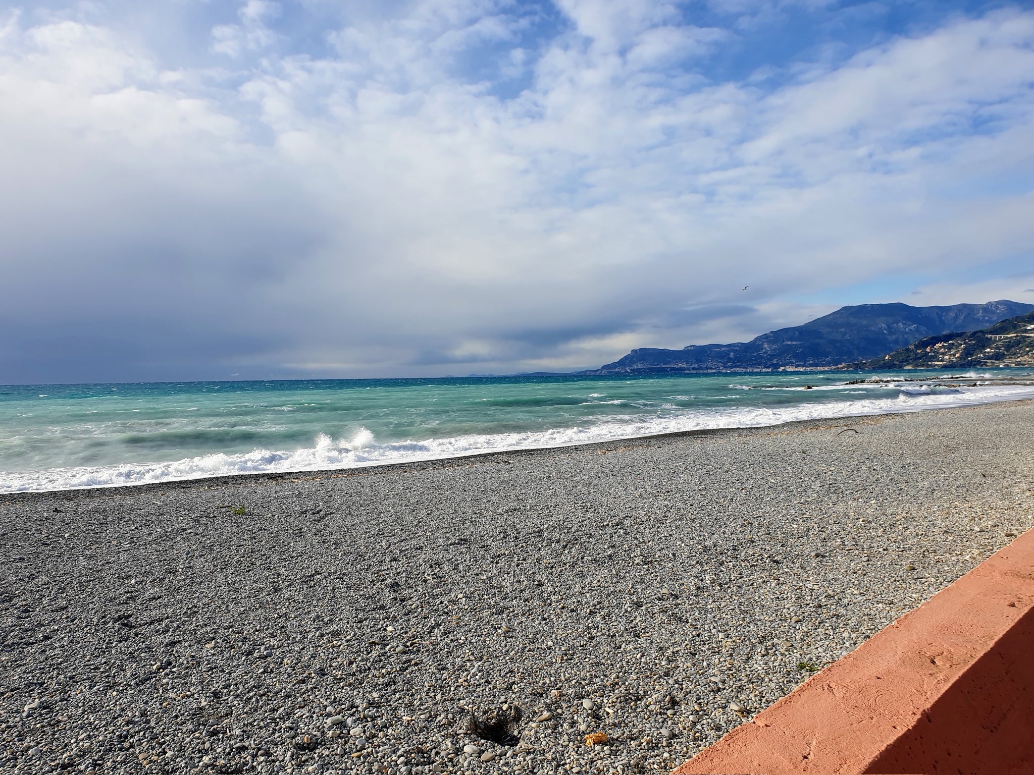 Warm and windy Coffee pause by the Mediterranean on our way to Piedmont. Snow on the distant peaks. @Batasiolo #vineyardexplorer https://t.co/sZKTY2tPXd